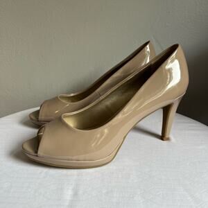 NWOT Bandolino Peep Toe High Heels Womens Shoe Size 8.5 Nude Faux Patent Leather